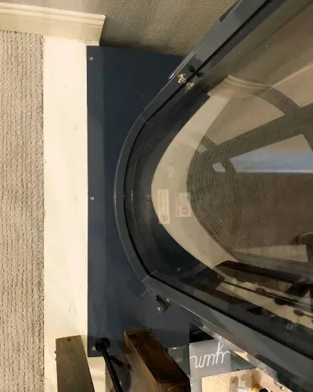 Balcony landing accessory covering the gap between a PVE vacuum elevator and the balcony floor