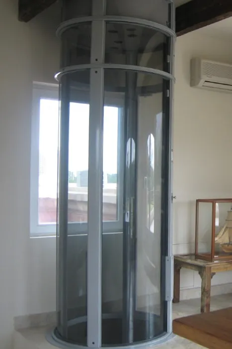 Elevador residencial PVE redondo con marco gris claro